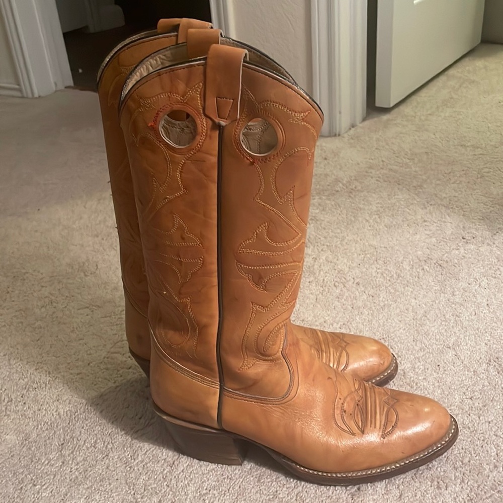 Authentic vintage Leather cowboy embroidered boots. Sze in pic, fits a 9 cowgirl